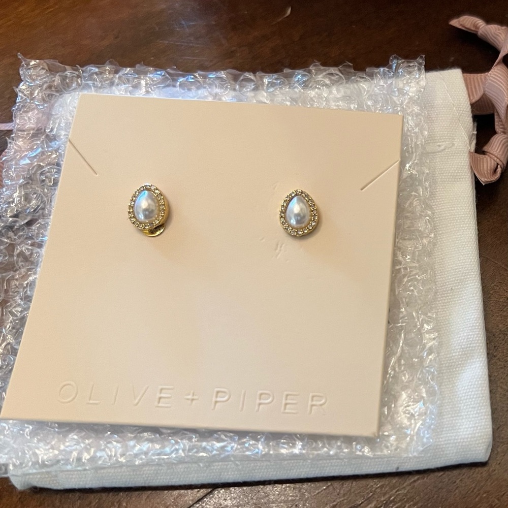 Olive & Piper gold/pearl Stud Earrings